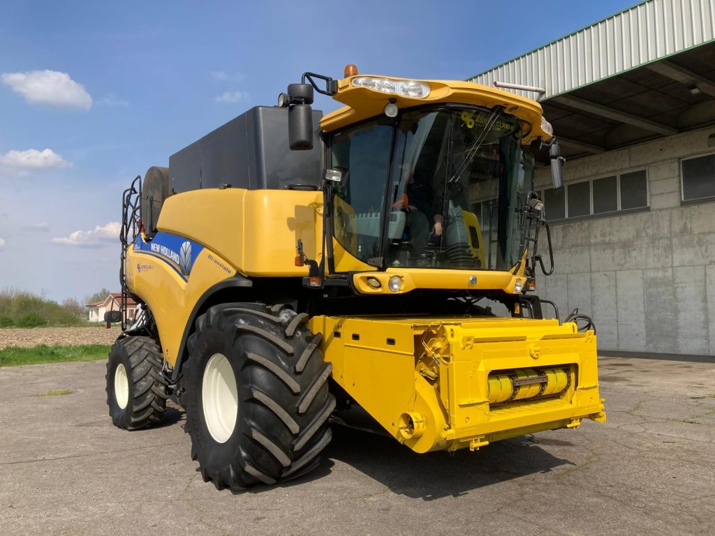 Combine Harvester New Holland CR9070 frame number 721864001 – Overhauled